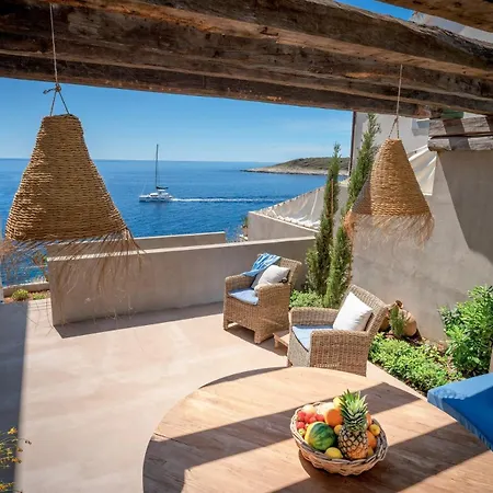 Stylish 3Br Seafront Villa With Direct Sea Access Near Hvar Old Town Villa
