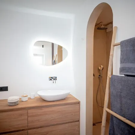 Stylish 3Br Seafront Villa With Direct Sea Access Near Hvar Old Town Villa *